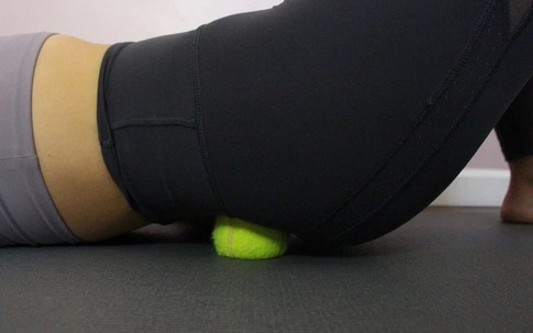 Dùng bóng tennis lăn đúng 5 vị trí này mỗi ngày là thuốc giảm đau tự nhiên, chị em cả đời không sợ đau mỏi xương khớp