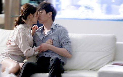 Chồng quá xấu trai, vợ lén lút sinh con với tình cũ đẹp trai để "cải thiện nòi giống"