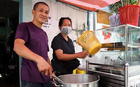 Quán bánh canh sườn 10.000 đồng rẻ nhất TP.HCM, suýt phá sản vì 4 năm không tăng giá