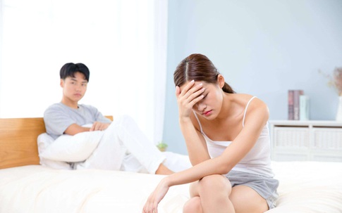 Đêm cuối trước khi ra tòa ly hôn, vợ đưa trả chiếc hộp, mở ra xem mà tôi vội ôm lấy cô ấy van xin tha thứ