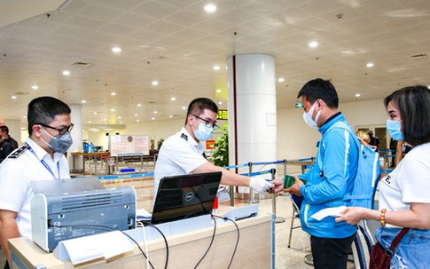 Nóng: Việt Nam tạm dừng khai báo y tế COVID-19 với người nhập cảnh từ 0h ngày 27/4