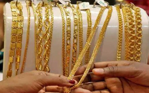 Giá vàng hôm nay chao đảo dữ dội, dân buôn ồ ạt bán