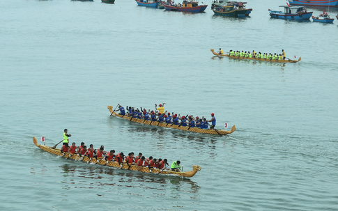 Ảnh: Những tay chèo miền biển tranh đua trong Lễ hội đua thuyền truyền thống trên sông Nhật Lệ