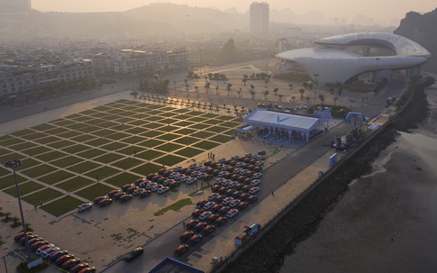 Dàn sao Việt phấn khích với caravan ô tô điện kỷ lục Việt Nam