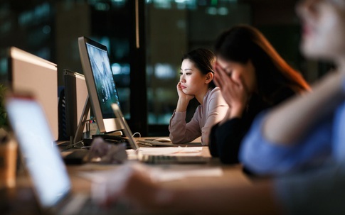 Cuối tuần đồng nghiệp được sếp rủ tới nhà tụ tập ăn uống, chỉ có mình tôi luôn bị bỏ lại phía sau
