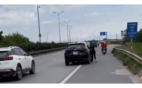 Hà Nội: Công an xác minh vụ xe ô tô Mazda 5 kéo lê người phụ nữ trên đường