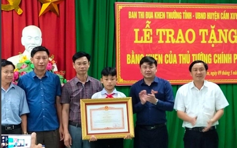 Nam sinh lớp 8 cứu 2 em nhỏ đuối nước nhận bằng khen của Thủ tướng