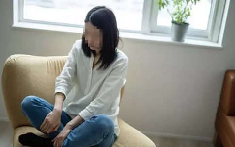 Đến nhà tình địch đánh ghen, nhìn thấy bố cô ta, tôi bỏ chạy thục mạng
