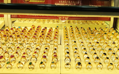 Giá vàng hôm nay rớt thê thảm, lao một mạch xuống đáy