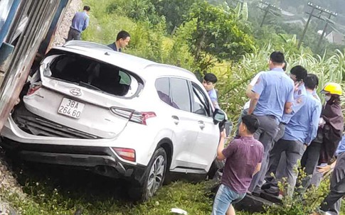 Xế hộp va chạm với tàu hỏa, 5 người may mắn thoát chết
