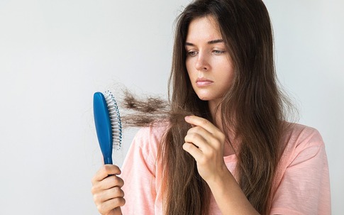 5 thói quen khiến tóc dưỡng mãi vẫn rụng lả tả