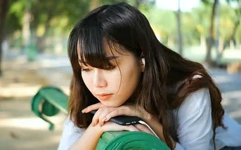 Vợ chồng anh trai lợi dụng cả gia đình