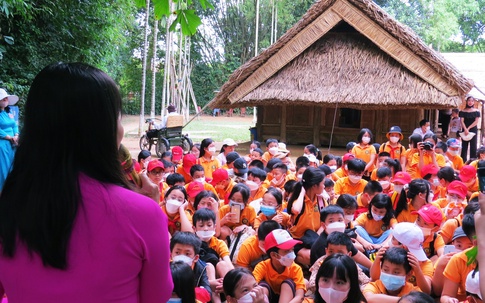 Nghệ An: Hàng ngàn du khách đến thăm quê Bác