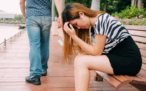 Tá hỏa với những cơn ghen của chồng, ngay cả những người bất ngờ nhất cũng bị coi là "tình địch"