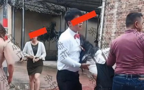 Cô gái say khướt ngã vào lòng chú rể: "Sao anh không cưới em?", cô dâu có hành động gây tranh cãi