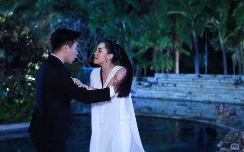 Mới cưới một tháng nhưng sáng nào vợ cũng đặt báo thức rồi dậy lúc 4 giờ sáng, tôi quyết dậy cùng thì giật mình trước việc cô ấy làm