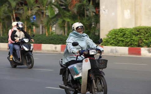 Trạng thái thời tiết kỳ lạ, người Hà Nội hưởng không khí mùa thu trong những ngày đầu mùa hạ