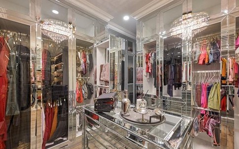 Căn hộ mang sự phóng khoáng của biển cả, phòng thay đồ xa xỉ, 80% là kính