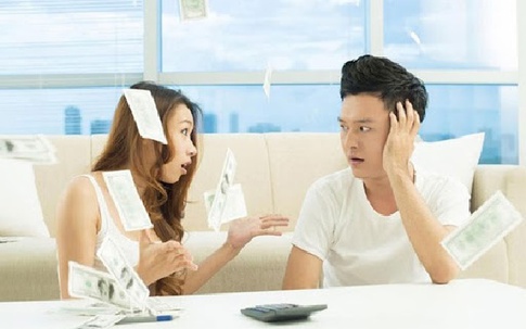 Chồng mang số tiền lớn cho người yêu cũ vay, tôi có nên tìm gặp cô ta để đòi lại?