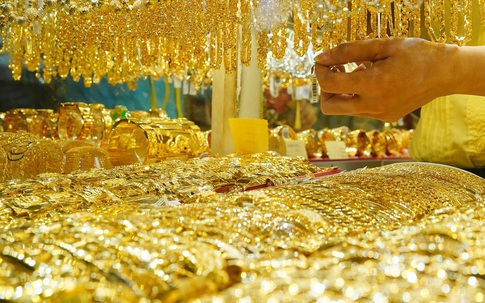 Nhà đầu tư hoang mang vì giá vàng lao dốc thảm