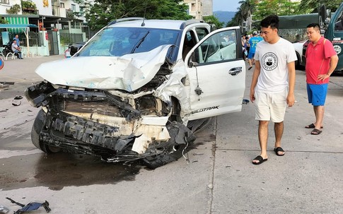 Quảng Ninh: Ô tô bán tải đâm hư hỏng nặng 10 ô tô đỗ bên đường