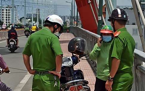 Người dân chèo ghe cứu cô gái nhảy sông Sài Gòn
