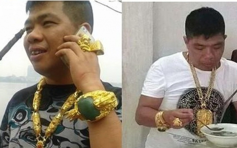 ‘Đại gia’ nổi tiếng mạng xã hội vì đeo trang sức màu vàng trĩu người vừa bị khởi tố là ai?