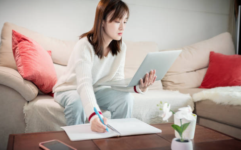Chồng ức vì vợ kiếm hàng trăm triệu đồng/tháng, biếu nhà nội "mỗi" 10 triệu