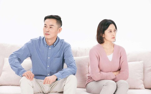 Nửa đêm không thấy chồng và con gái 1 tháng tuổi đâu, tôi chạy ra phòng khách thì bật khóc trước cảnh tượng trước mắt