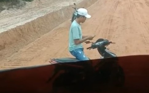 Vác dao chém vỡ kính xe, đánh tài xế bị thương vì mâu thuẫn