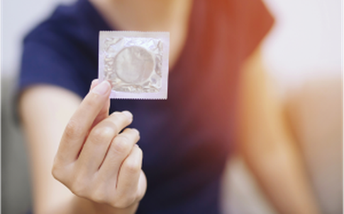 Bị vợ trẻ phát hiện có bao cao su trong túi quần và cái kết đau đớn của người chồng già