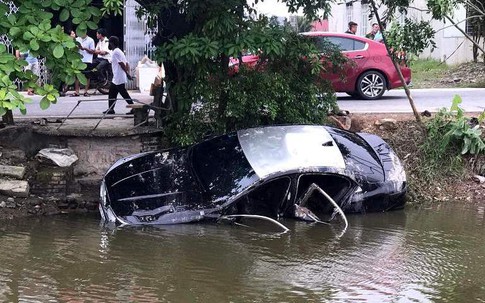 Ô tô mất lái lao xuống mương nước, Chủ tịch Hội nông dân xã tử vong