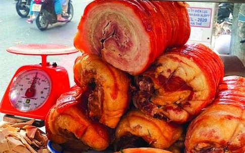 Xe bánh mì thịt ba rọi muối 70 năm tuổi ở TP.HCM