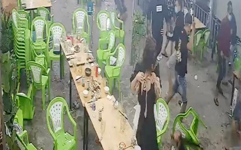 Hai cô gái ôm nhau run rẩy ở quán ốc khi nhóm côn đồ xộc vào truy sát, ném bom xăng