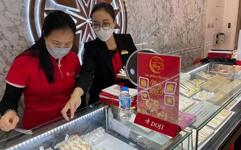 Cắt lỗ chứng khoán, dồn trăm triệu ôm vàng coi chừng lĩnh trọn cú đau