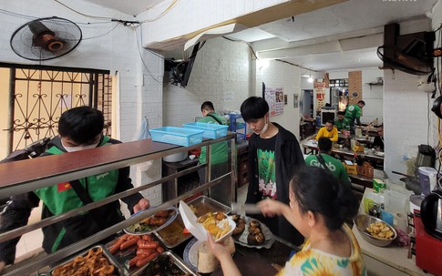 Quán cơm bình dân "gồng mình" trong cơn bão giá, tài xế xe ôm tìm đến suất cơm giá rẻ