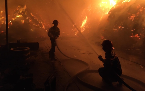 Khống chế vụ cháy tại Công ty sản xuất viên than nén trong đêm