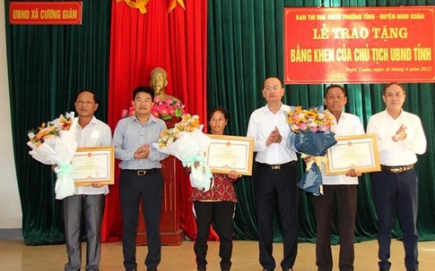 Trao bằng khen cho các công dân cứu sống 2 em nhỏ đuối nước