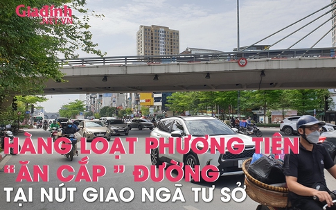 Hàng loạt xe máy, xe đạp đi theo kiểu "ăn cắp" đường khi thực hiện phân luồng mới tại nút giao Ngã tư sở