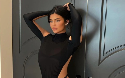 Vóc dáng Kylie Jenner sau sinh