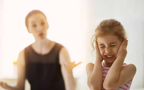 Chứng kiến một bé gái bị mẹ mắng suốt một giờ, về nhà tôi viết thư xin lỗi con gái suốt đêm
