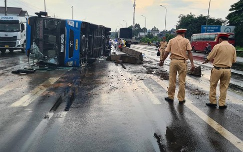 Xe khách lật nhào trên quốc lộ 1, nhiều người thương vong