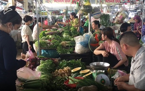 Người dân chật vật thắt chặt chi tiêu trước "bão giá"