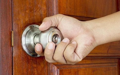 Phát hiện nhà bị trộm khoắng sạch chồng tìm vợ khắp nơi không được, lân la sang hàng xóm hỏi thăm thì nghẹn họng vì nhìn thấy điều này