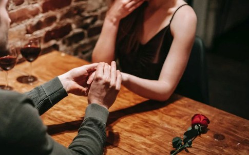 Không cưỡng lại được hấp dẫn từ cô thư ký trẻ, chồng đòi ly hôn rồi đuổi vợ ra khỏi nhà, vợ bình thản làm một điều mà chồng có chết cũng không ngờ tới