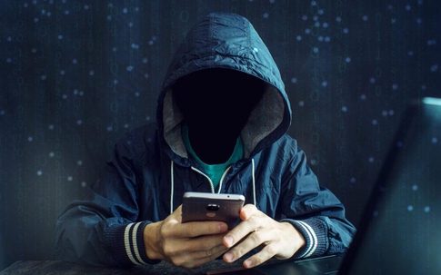 Nghe điện thoại của kẻ giả mạo công an, người đàn ông bị lừa 500 triệu đồng