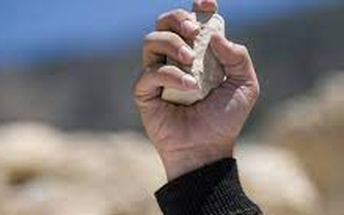 Con trai dùng đá ném mẹ già 77 tuổi