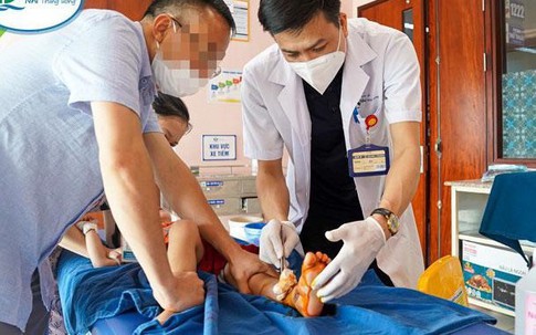Hà Nội: Bé 2 tuổi nát bàn chân do bị kẹp vào cổng trượt tự động của gia đình