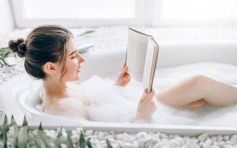Vợ tắm nhiều bất thường, chồng theo dõi thì phát hiện bí mật động trời