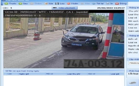 Xe biển xanh của tỉnh Quảng Trị không chịu nộp tiền qua trạm thu phí gây ùn tắc giao thông